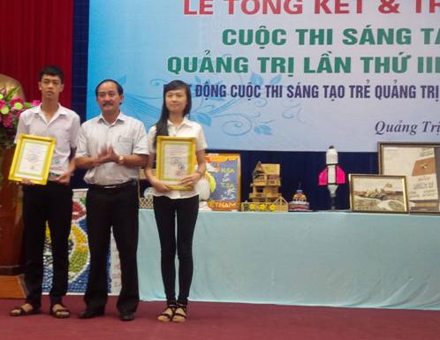 Đồng chí Nguyễn Quân Chính - Phó chủ tịch UBND tỉnh trao giải nhất cho 02  nhóm tác giả đạt giải nhất tại cuộc thi Sáng tạo trẻ tỉnh Quảng Trị lần thứ 3 năm 2014.
