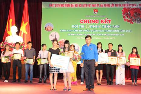 Đồng chí Nguyễn Hoàng Minh – Phó Bí thư Thành đoàn, Phó Chủ tịch thường trực Hội LHTN Việt Nam thành phố trao tặng giải Nhất cho thí sinh Phạm Thái Hà. 