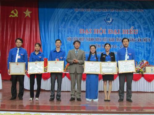 Đ/c Trần Hùng – Phó Chủ tịch UBND tỉnh tặng Bằng khen của UBND tỉnh tặng các tập thể xuất sắc trong công tác Hội LHTN nhiệm kỳ 2009 - 2014