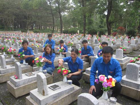  ĐVTN tham gia gắn bình hoa lên phần mộ các anh hùng liệt sỹ tại Nghĩa trang liệt sỹ quốc gia Trường Sơn.