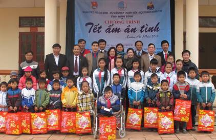 Tặng quà các em học sinh tại huyện Nho Quan