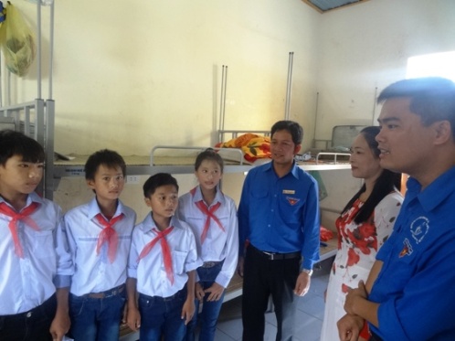 Đồng chí Dương Hoàng Vũ - Phó bí thư Tỉnh đoàn nói chuyện với Lãnh đạo nhà trường và các em học sinh