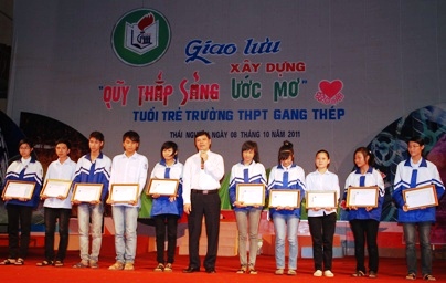 Đồng chí Dương Xuân Hùng tặng học bổng cho học sinh nghèo và phát biểu trong chương trình Thắp sáng ước mơ của trường THPT Gang Thép