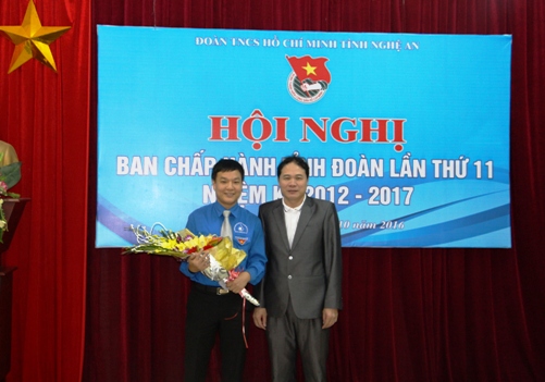 Lãnh đạo Ban Tổ chức Tỉnh ủy tặng hoa chúc mừng đồng chí Phạm Tuấn Vinh