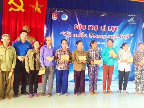 Đồng chí Vũ Minh Lý  Phó trưởng Ban Đoàn kết Trung ương Đoàn trao quà cho bà con vùng lũ huyện Quảng Trạch.