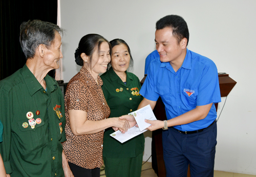 Đồng chí Giàng Quốc Hưng, Bí thư Tỉnh đoàn Lào Cai trao tặng những suất quà đầy ý nghĩa cho các cô, các bác hội viên Hội Cựu TNXP tỉnh Lào Cai.