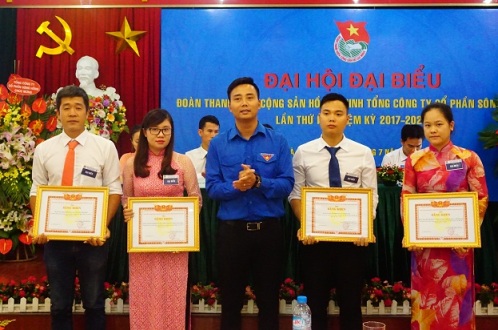 Đồng chí Nguyễn Đức Tiến - Phó Bí thư Thành đoàn tặng bằng khen cho các tập thể, cá nhân                                                                           xuất sắc