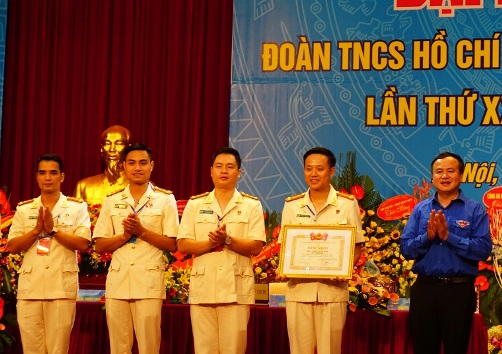 Đồng chí Lò Quang Tú - Phó Chủ tịch Hội LHTN Việt Nam trao bằng khen của Trung ương Đoàn cho Đoàn TN Công an thành phố Hà Nội 