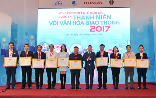 Trao Bằng khen của Trung ương Hội LHTN Việt Nam cho Công ty Honda Việt Nam và 10 HEAD xuất sắc