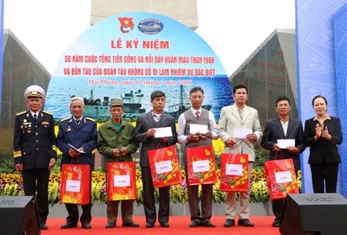 Hội truyền thống Đường Hồ Chí Minh trên biển Việt Nam và các tập thể, cá nhân hảo tâm tặng quà cho 35 gia đình Liệt sỹ trên bốn tàu đi làm nhiệm vụ đặc biệt 
