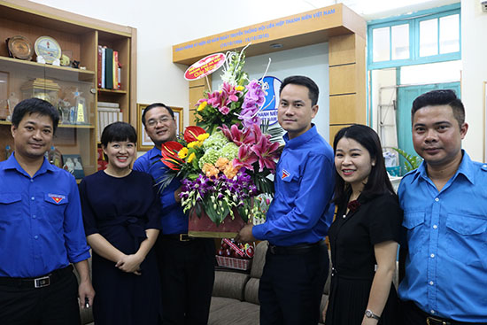 Các Ban, đơn vị đã đến tặng hoa chúc mừng Trung ương Hội LHTN Việt Nam nhân kỷ niệm 62 năm ngày truyền thống