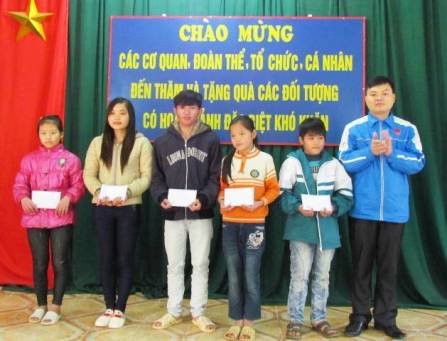 Lãnh đạo Tỉnh Đoàn trao quà cho các em học sinh tại Trung tâm Bảo trợ xã hội tỉnh