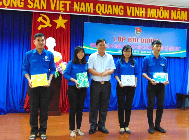 Đ.c Huỳnh Quốc Thái - Bí thư Tỉnh Đoàn trao quà cho các học viên xuất sắc
