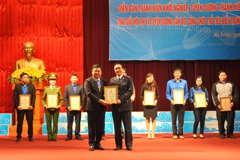 Đ/c Hoàng Bá Nam, Ủy viên BTV Trung ương Đoàn, Bí thư Tỉnh Đoàn trao giải nhất Hội thi CCHC cho Đoàn Thanh niên Cục Hải quan tỉnh.