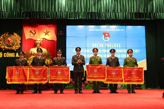Thiếu tá Đồng Đức Vũ – Bí thư Đoàn TNCS Hồ Chí Minh Bộ công an tặng Cờ đơn vị dẫn đầu cho 01 đơn vị và Cờ thi đua xuất sắc cho 05 đơn vị .