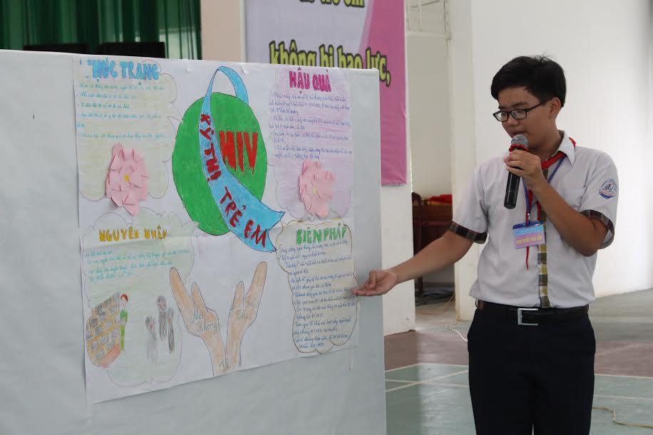 Học sinh trường THCS Đông Hồ 2 (thị xã Hà Tiên) thuyết trình về chủ đề “Không kỳ thị trẻ em nhiễm HIV”.