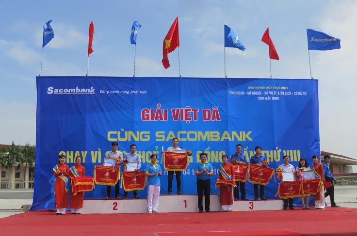  Đồng chí Đỗ Đình Hữu, Tỉnh ủy viên, Bí thư Tỉnh Đoàn, Chủ tịch Hội LHTN tỉnh trao giải nhất cho đoàn huyện Yên Phong