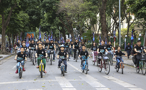 Đoàn viên, thanh niên cùng các em nhỏ tham gia đạp xe hưởng ứng Giờ Trái đất 