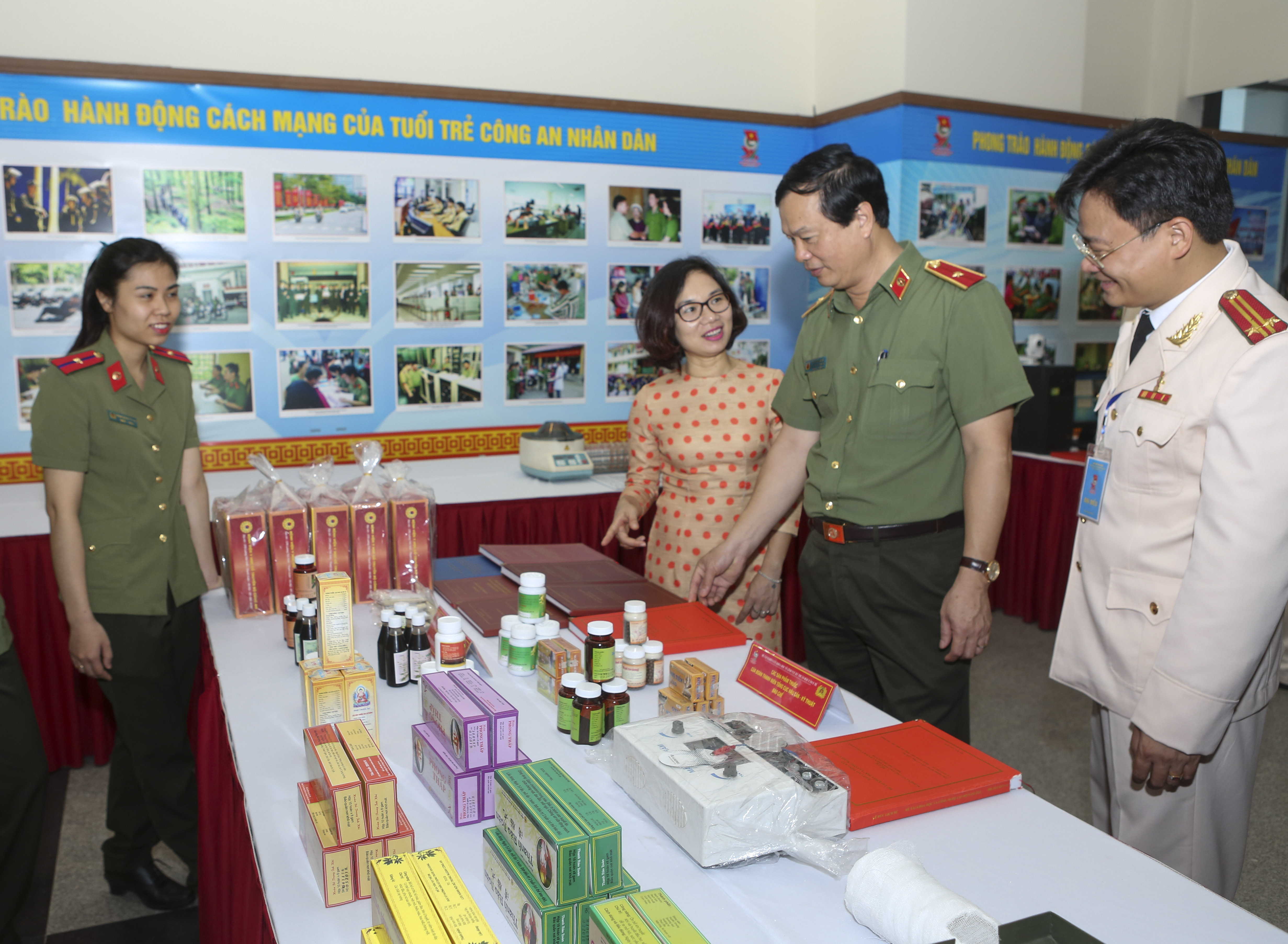 Thiếu tướng Bùi Minh Giám - Phó Tổng Cục trưởng Tổng cục Chính trị CAND tham quan các công trình