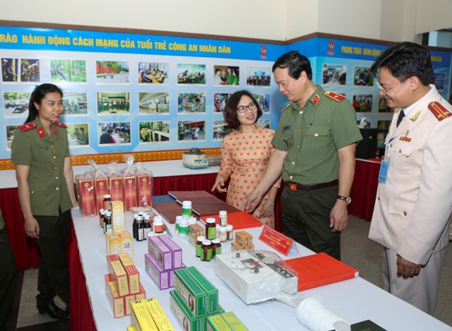 Thiếu tướng Bùi Minh Giám - Phó Tổng Cục trưởng Tổng cục Chính trị CAND tham quan các công trình
