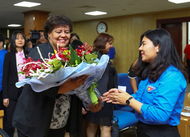 ĐVTN tặng hoa chào mừng bà Olga Lidia Tapia Iglesias đến 