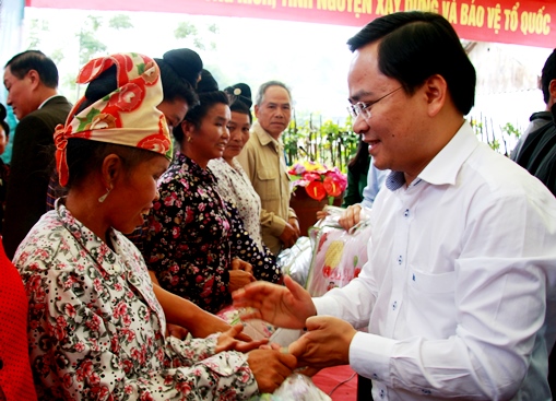 Đồng chí Nguyễn Anh Tuấn- Bí thư BCH Trung ương Đoàn trao tặng chăn ấm đến các hộ gia đình nghèo