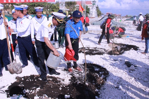 Đồng chí Nguyễn Anh Tuấn – Bí thư BCH Trung ương Đoàn cùng các đồng chí Lãnh đạo báo tuổi trẻ, Quân chủng Hải quân trồng cây lưu niệm tại đảo Sơn Ca