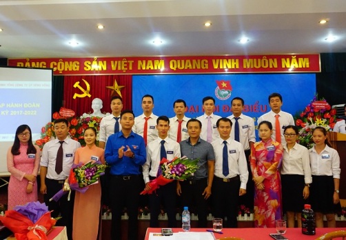 Đồng chí Nguyễn Đức Tiến - Phó Bí thư Thành đoàn Hà Nội tặng hoa BCH khoá mới