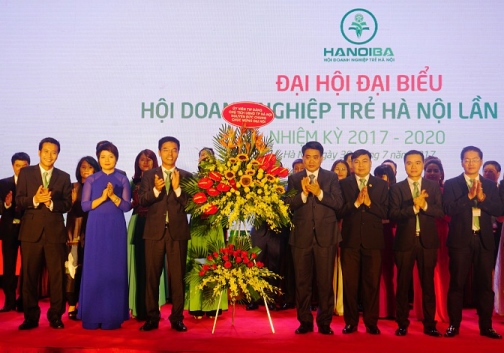 Đồng chí Nguyễn Đức Chung – UV Trung ương Đảng, Phó Bí thư Thành ủy, Chủ tịch UBND thành                                     phố Hà Nội tặng hoa chúc mừng Đại hội