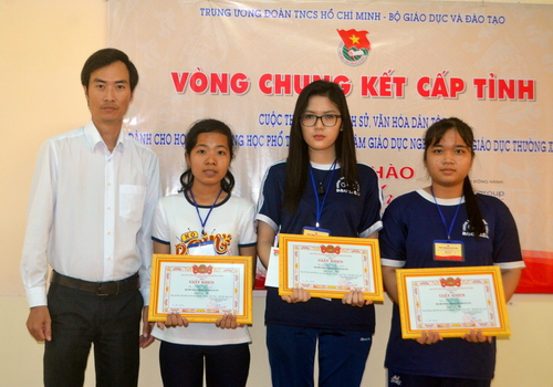 Đại diện tỉnh đoàn Bạc Liêu trao giải cho 3 thí sinh xuất sắc nhất