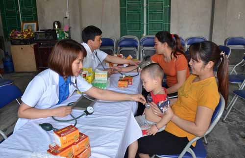 Khám bệnh cấp thuốc miễn phí tại thôn phố mới xã Trịnh Tường.