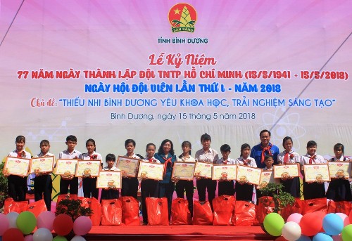Trao giải thưởng "Hồ Văn Mên" năm học 2017 – 2018