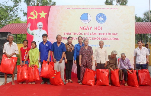 Tặng 10 phần quà cho các hộ gia đình có hoàn cảnh khó khăn trên địa bàn xã Thới Thạnh, huyện Thạnh Phú