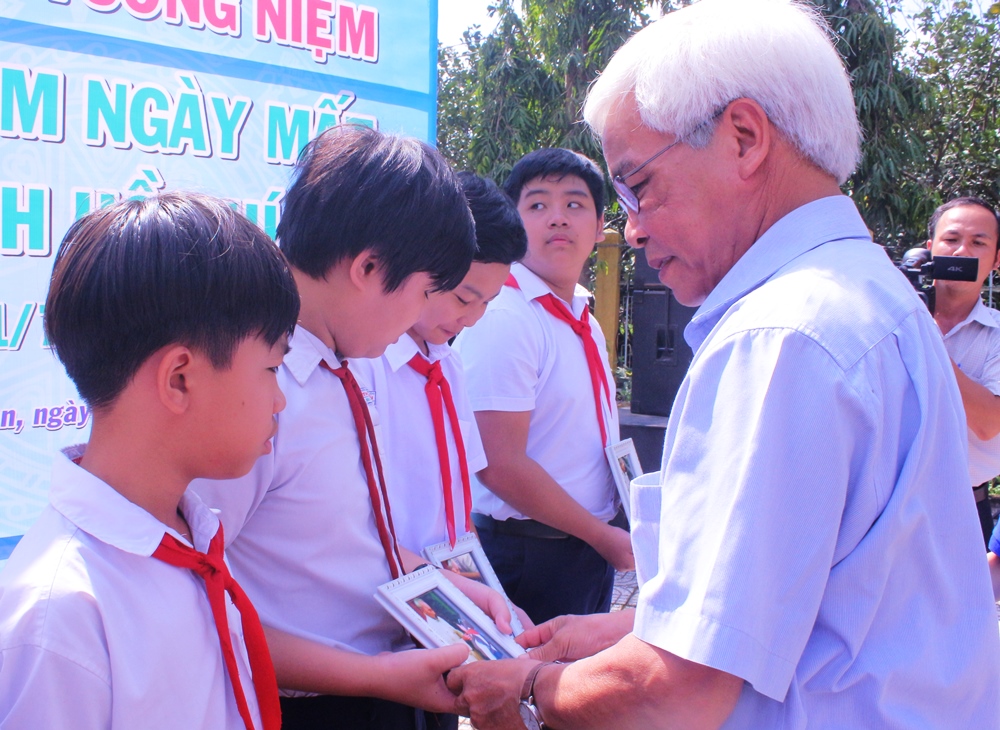  Trao tặng ảnh Bác Hồ cho học sinh trên địa bàn huyện