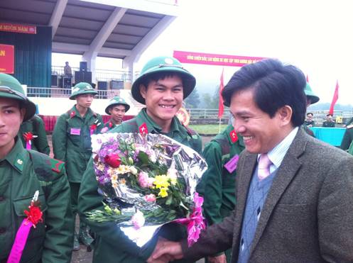 Đ/c Nguyễn Xuân Hùng – Bí thư Tỉnh đoàn tặng hoa cho các tân binh