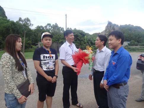 Đồng chí Phạm Tuấn Vinh - Phó Bí Thư Tỉnh đoàn đón đoàn tại Thị xã Hoàng Mai