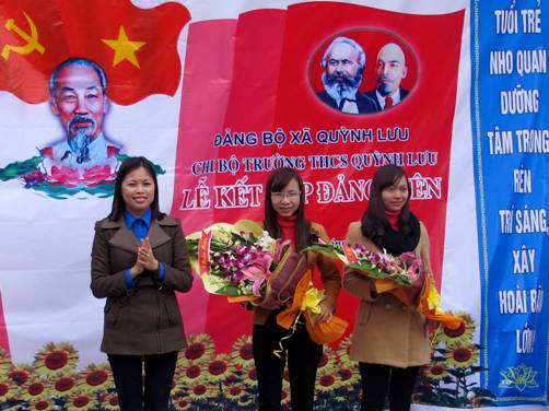 Đồng chí Nguyễn Thị Hồng Hạnh – Phó Bí thư Tỉnh đoàn tặng hoa chúc mừng đảng viên mới được kết nạp.