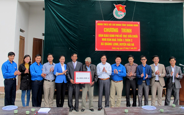 Đại biểu trao kinh phí hỗ trợ thôn 1 và thôn 2 xã Quảng Long sửa chữa, nâng cấp Nhà văn hóa.