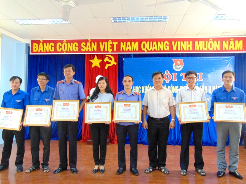 Hình 3. Đồng chí Huỳnh Quốc Thái - Bí thư Tỉnh Đoàn trao giải cho các cá nhân đạt giải Bảng K3