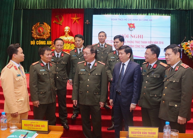 Thứ trưởng Nguyễn Văn Thành trao đổi với các đại biểu dự hội nghị