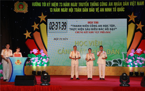Đội tuyển Học viện Cảnh sát nhân dân trả lời câu hỏi tại phần thi Hùng biện với tên gọi “Thông điệp tuổi trẻ CAND”.  