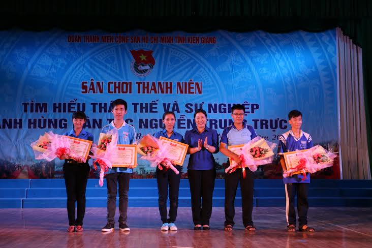 Đ/c Lê Hồng Thắm – UVBCH Trung ương Đoàn, Tỉnh ủy viên, Bí thư Tỉnh đoàn trao giải cho các đội chơi.