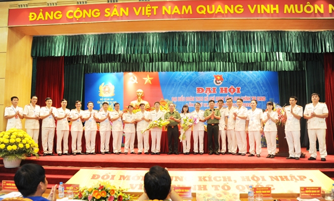 Trung tướng Nguyễn Thanh Nam tặng hoa Ban Chấp hành Đoàn TN Tổng cục Chính trị CAND nhiệm kỳ mới.