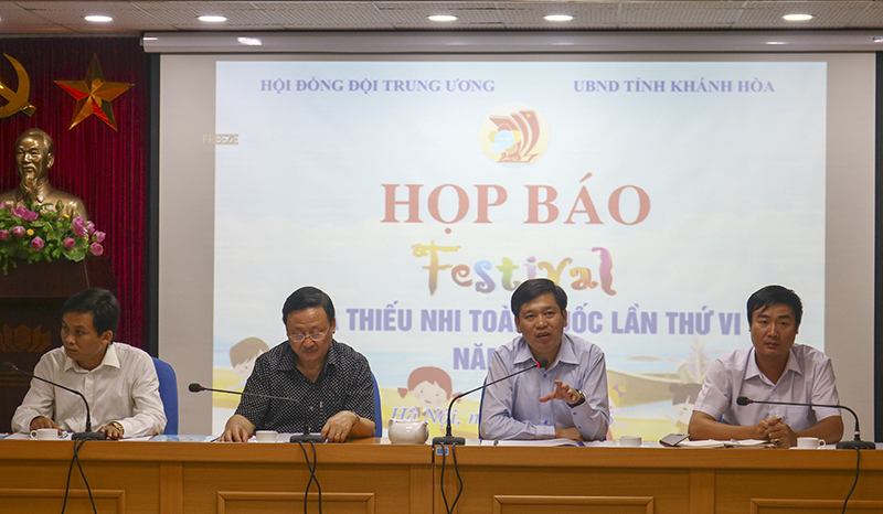 Đồng chí Nguyễn Long Hải, Bí thư BCH TƯ Đoàn, Chủ tịch Hội đồng Đội Trung ương trao đổi với phóng viên báo chí tại buổi họp báo