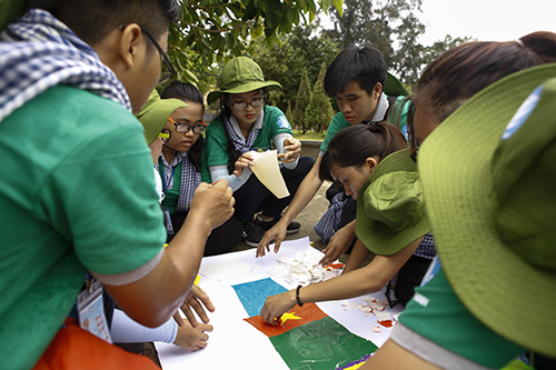 Các đại biểu sinh viên tham chơi trò chơi lớn trong khuôn khổ hành trình " Sinh viên với biển đảo Tổ quốc"