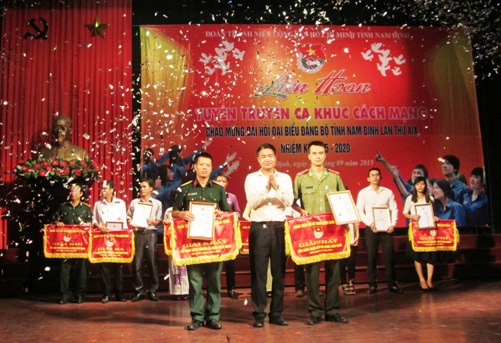 Đ.c Bùi Hoàng Tùng – Phó Bí thư Thường trực Tỉnh đoàn trao giải cho các đội thi