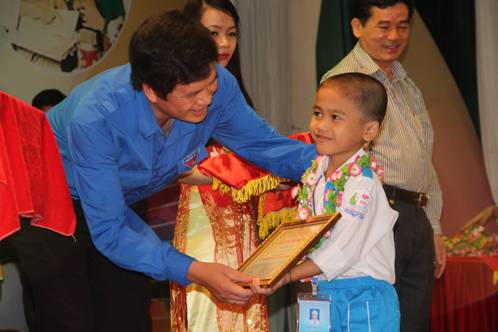 Đồng chí Nguyễn Đình Hùng - Bí thư Tỉnh đoàn trao bằng khen cho các em thiếu nhi vượt khó, học giỏi.