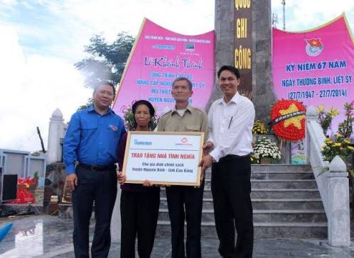Đ/c Nguyễn Phi Long - Phó Chủ tịch TT TW Hội LHTN Việt Nam và đại diện Ngân hàng Liên Việt trao tượng trưng Nhà tình nghĩa cho gia đình chính sách