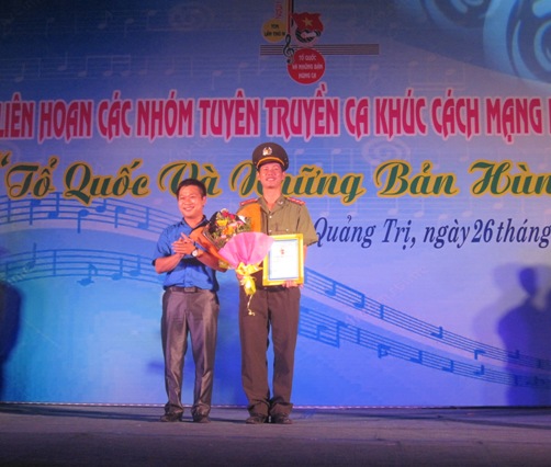 Đ/c Nguyễn Khánh Vũ - Phó Bí thư Tỉnh đoàn, Trưởng BTC Liên hoan trao giải nhất cho đại diện nhóm TCM Đoàn TN Công an tỉnh