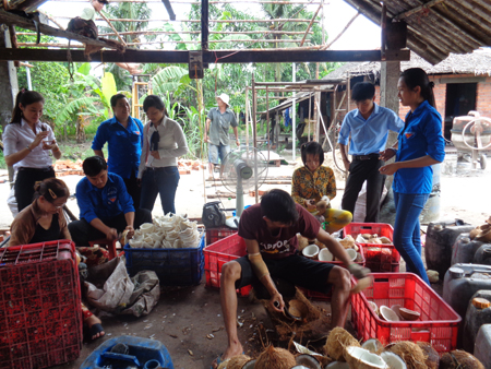 Học viên tham quan thực tế mô hình sản xuất than gáo dừa tại xã Phú Hưng, Thành phố Bến Tre